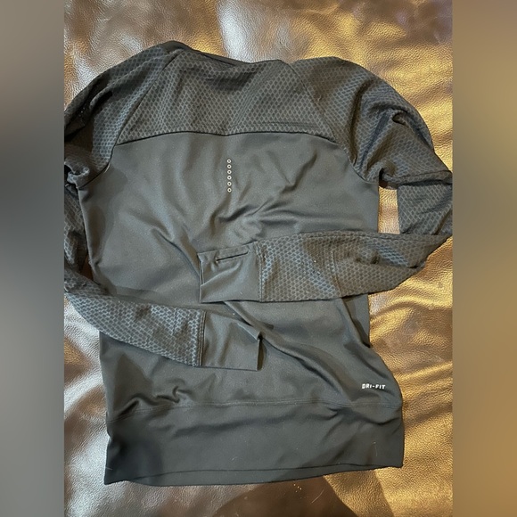 Nike dry fit top - Picture 2 of 5